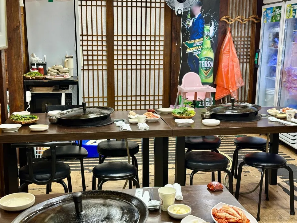 Interior of Pujutgan Saenggogi-jeom with spaced-out tables