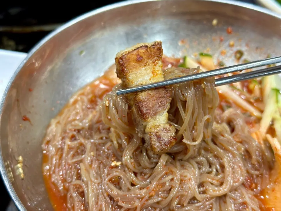 Complimentary mul-naengmyeon and bibim-naengmyeon