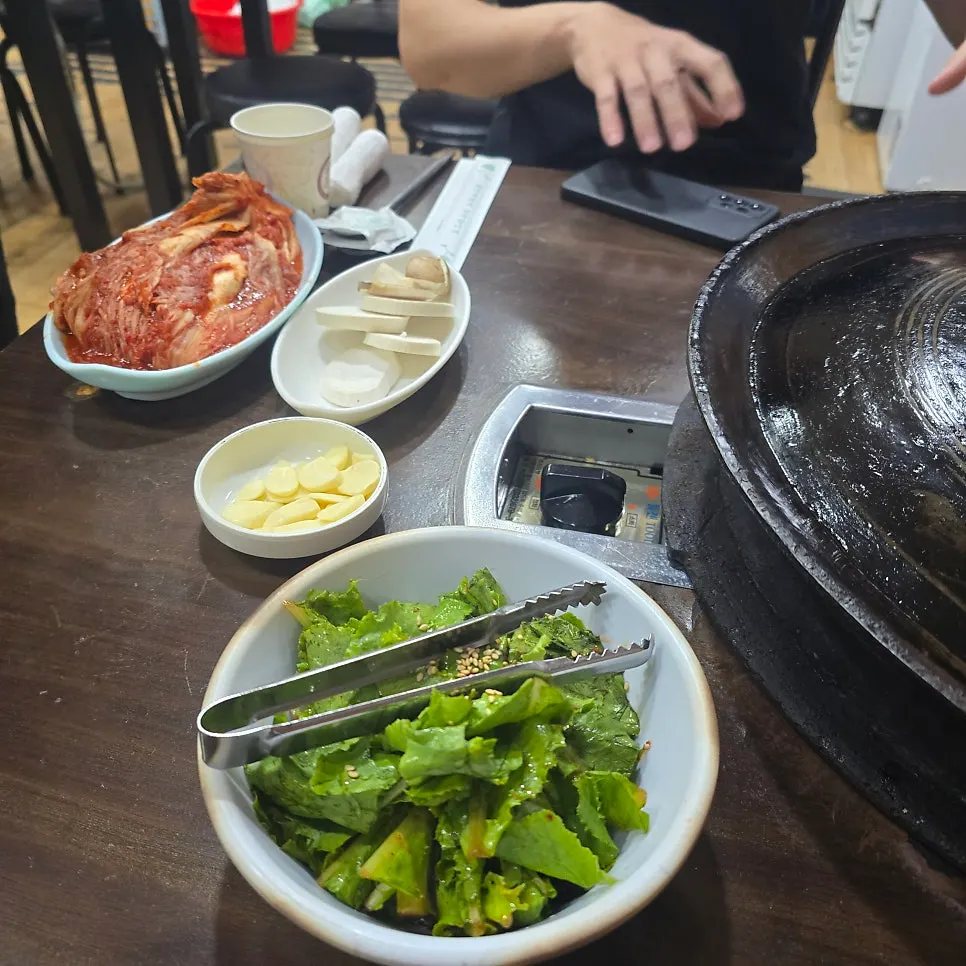 Reserved tables at Pujutgan Saenggogi-jeom on a weekday evening