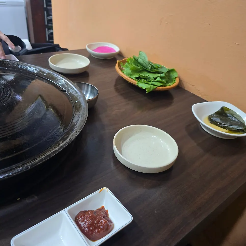 Interior of Pujutgan Saenggogi-jeom with family diners
