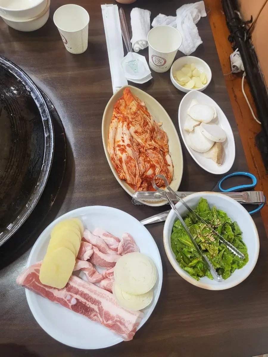 소박하게 주문한 고기 메뉴