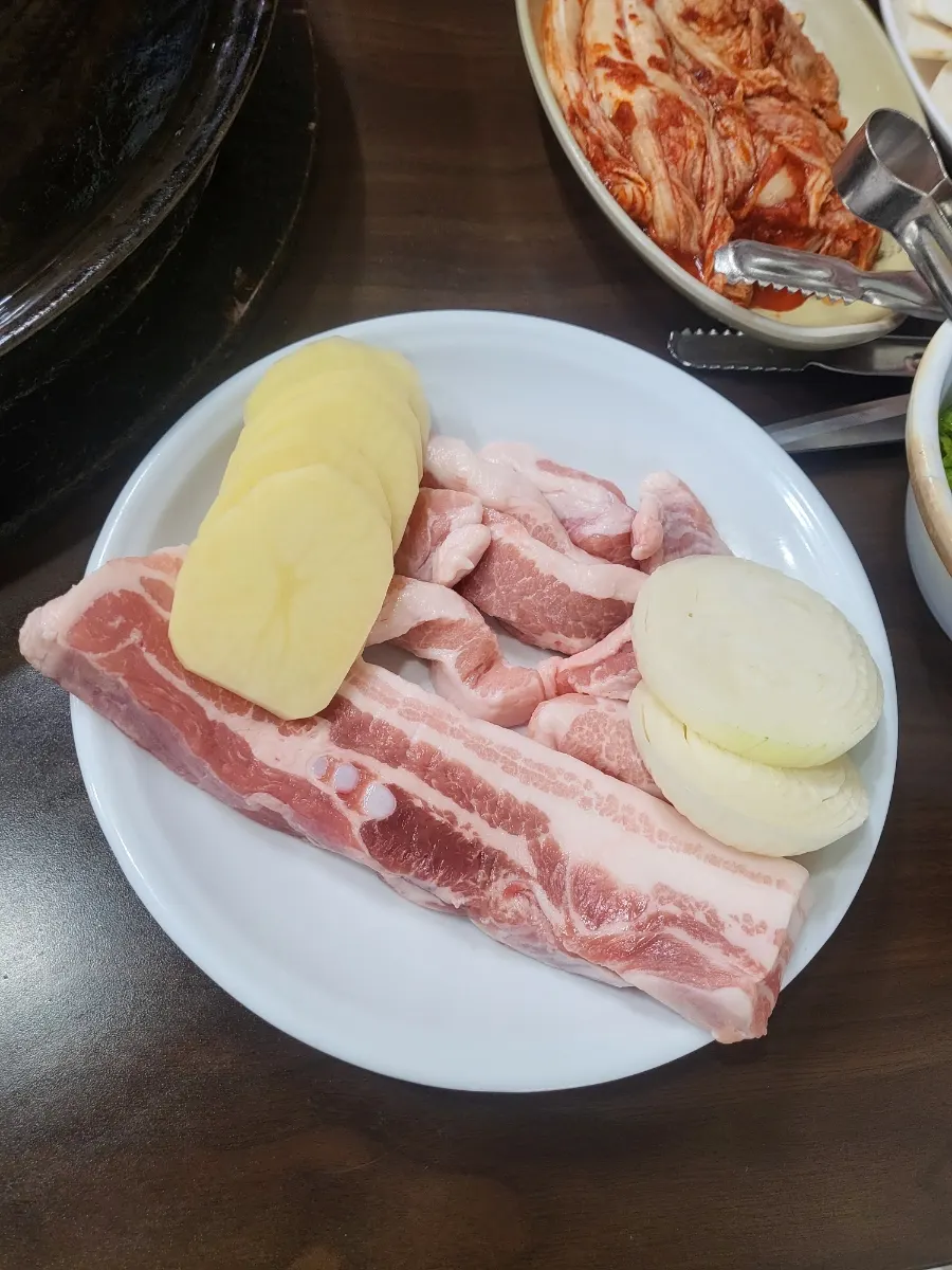 고기와 곁들이는 기본찬 상차림