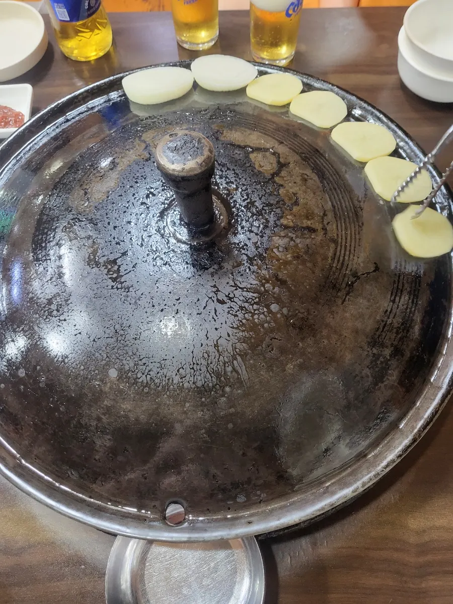 김치와 마늘이 놓인 기본찬