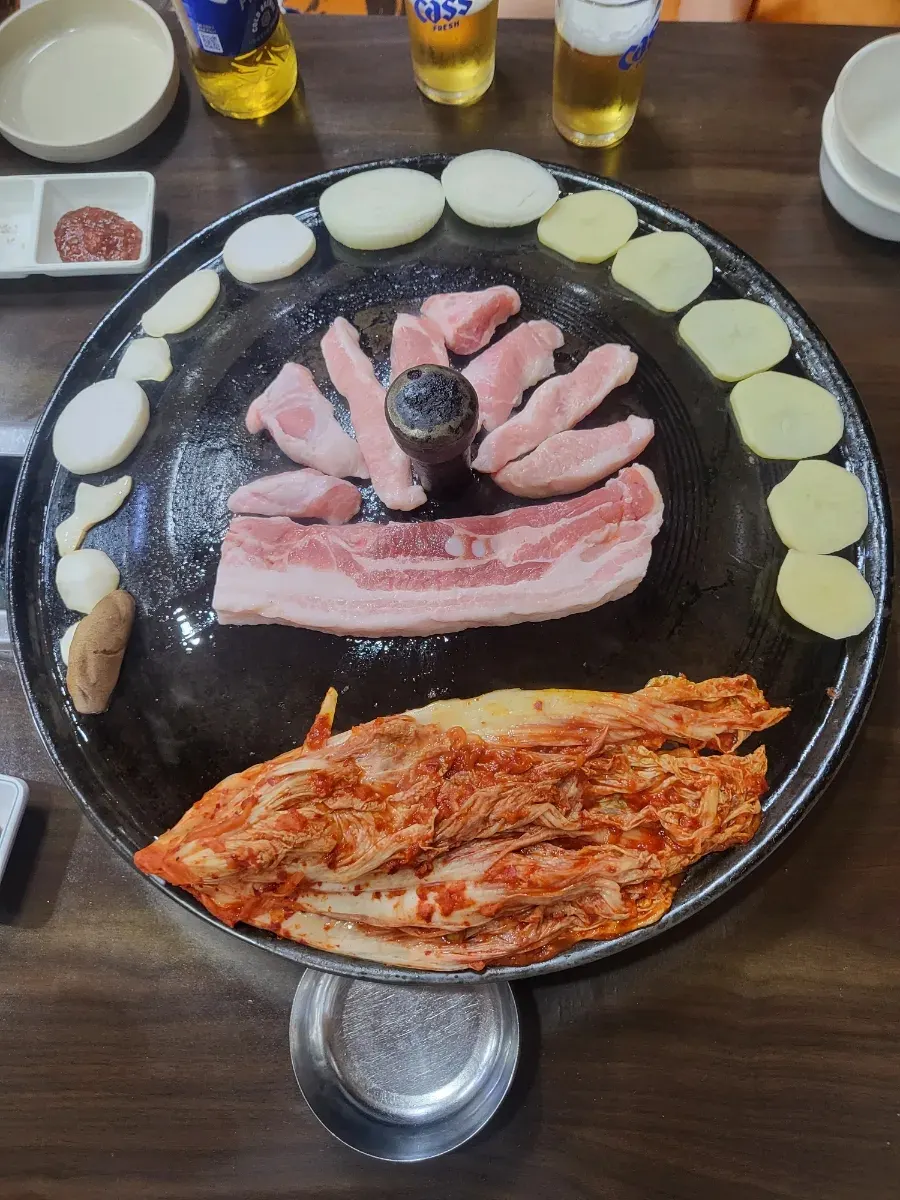 불판 위 삼겹살과 항정살