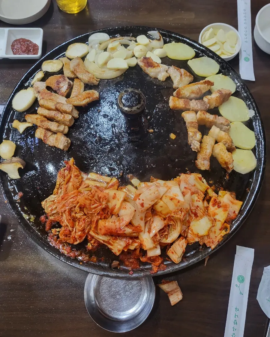 감자와 김치를 곁들인 불판 고기