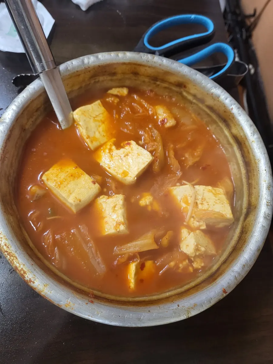 무한 제공 메뉴 안내와 김치찌개