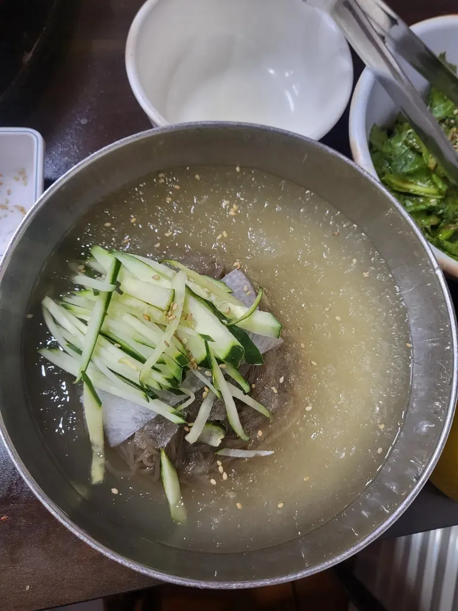 후식으로 주문한 물냉면