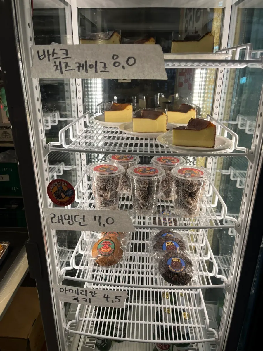 디저트가 진열된 쇼케이스