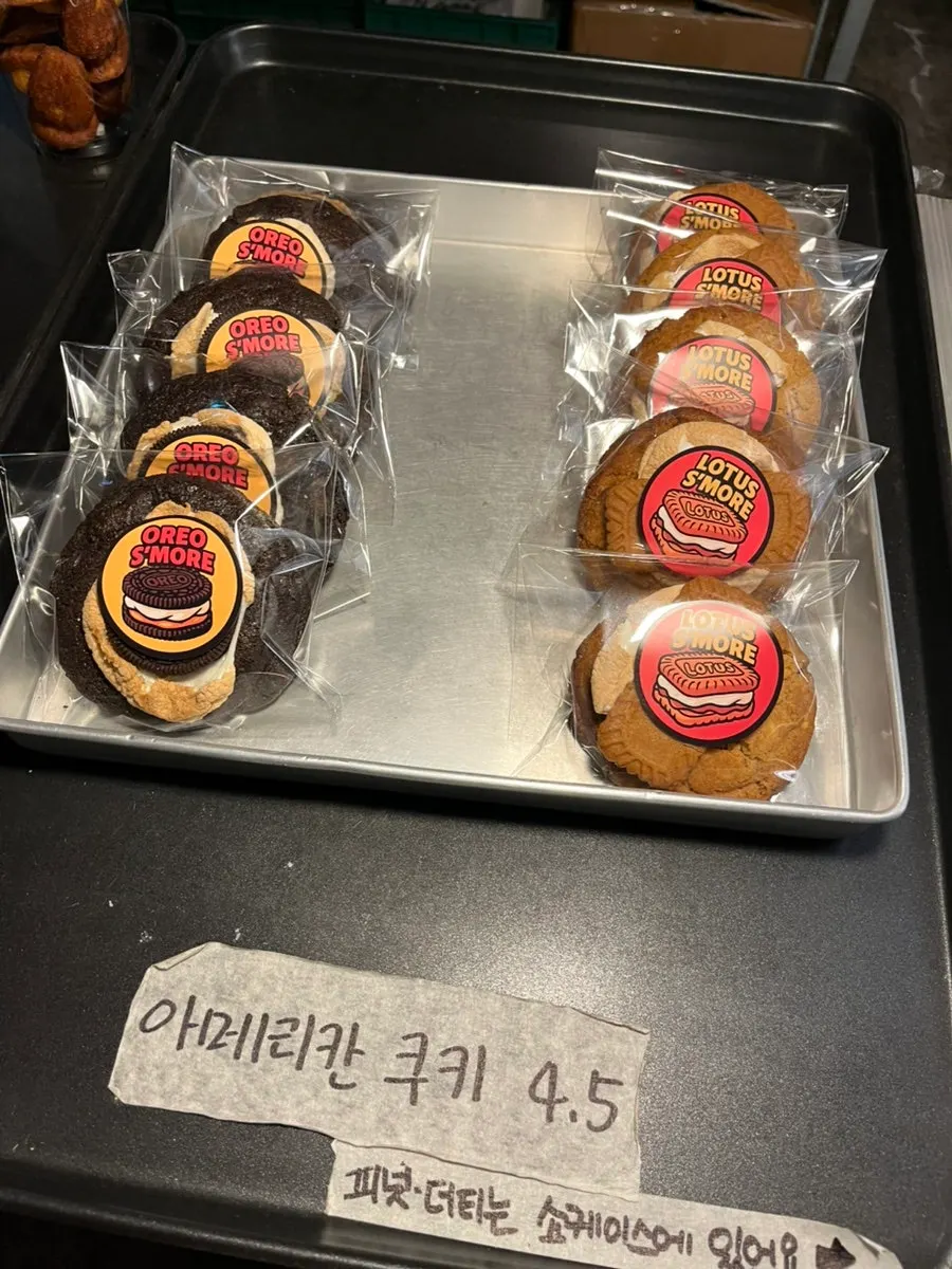바스크치즈케이크와 케이크 디저트 진열