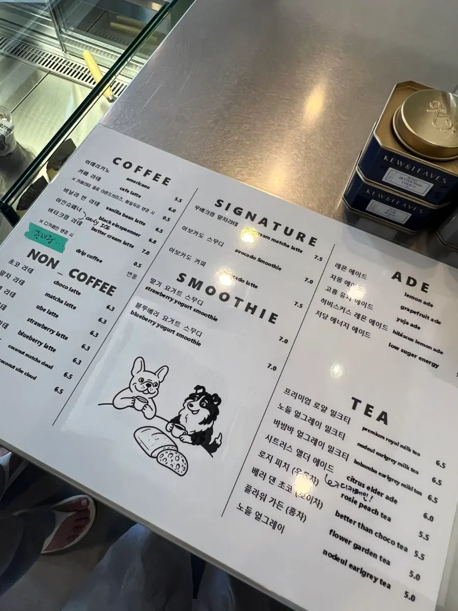 머핀과 바스크치즈케이크가 놓인 디저트 쇼케이스