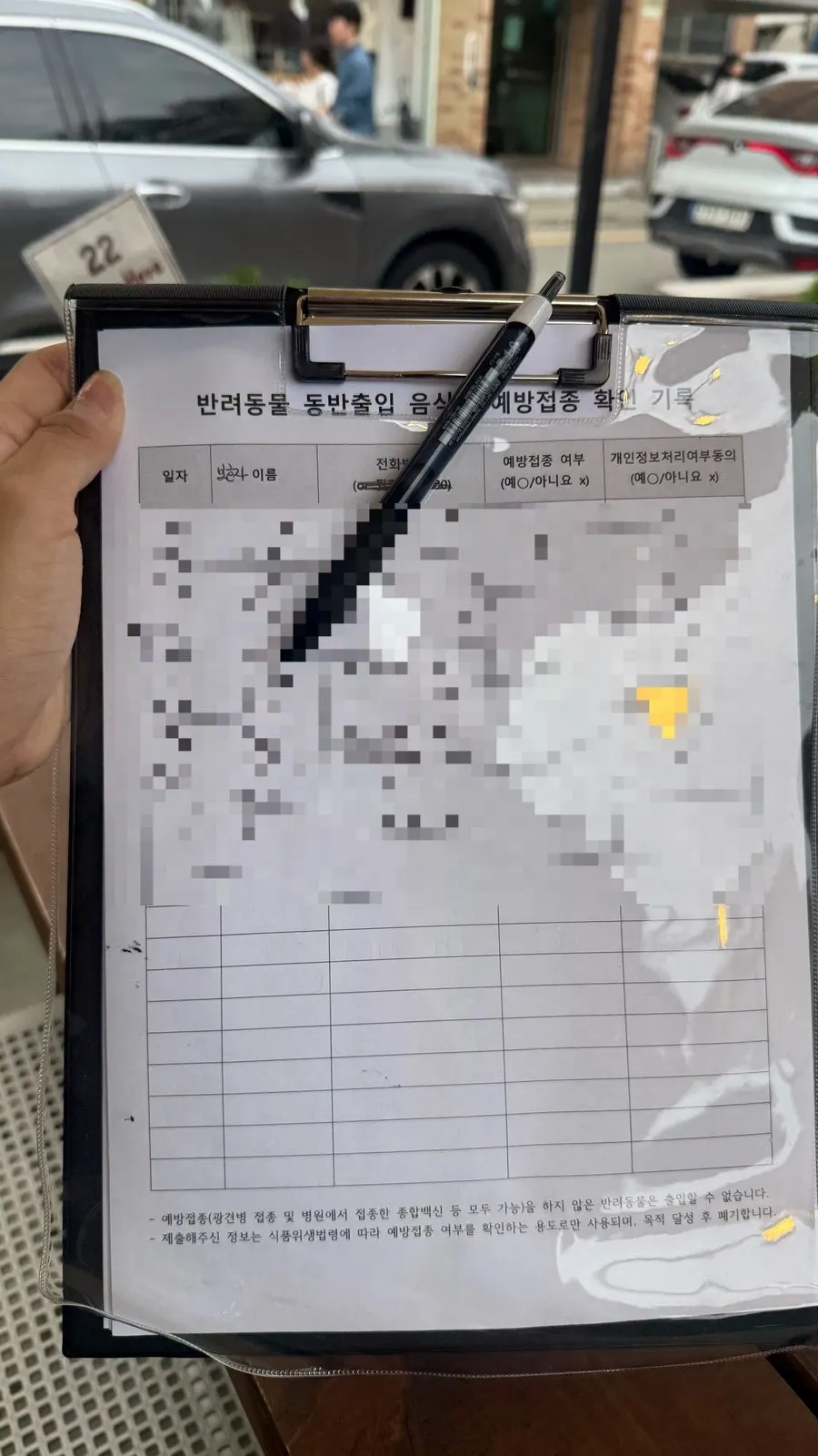 폴딩도어로 개방된 쿠어드꾸뜨 실내