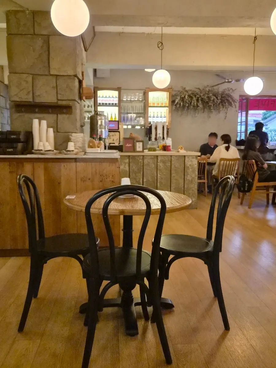 넓은 홀과 테이블 좌석