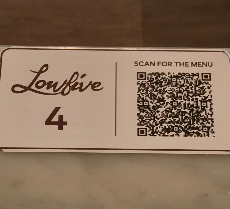 테이블에 부착된 QR 코드 주문 안내