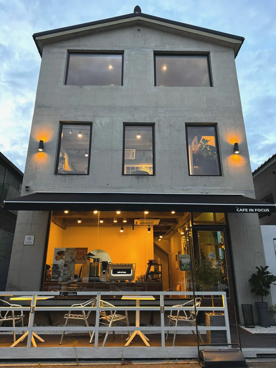 カフェ近くでフライング行宮の熱気球が見える風景
