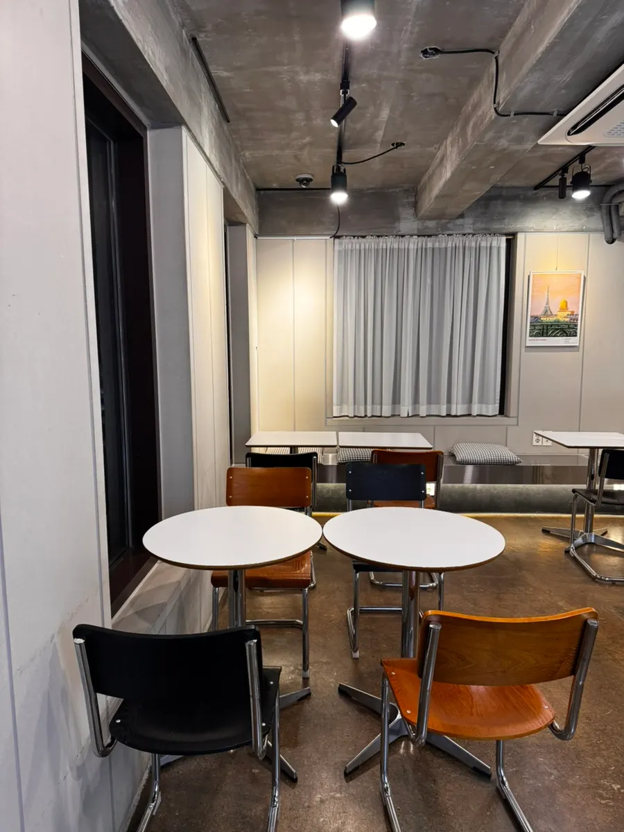 落ち着いた雰囲気のカフェインフォーカス2階席