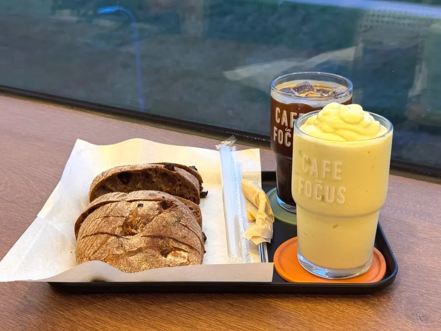 チョコいちじくチアバタと飲み物2杯のテーブルセッティング