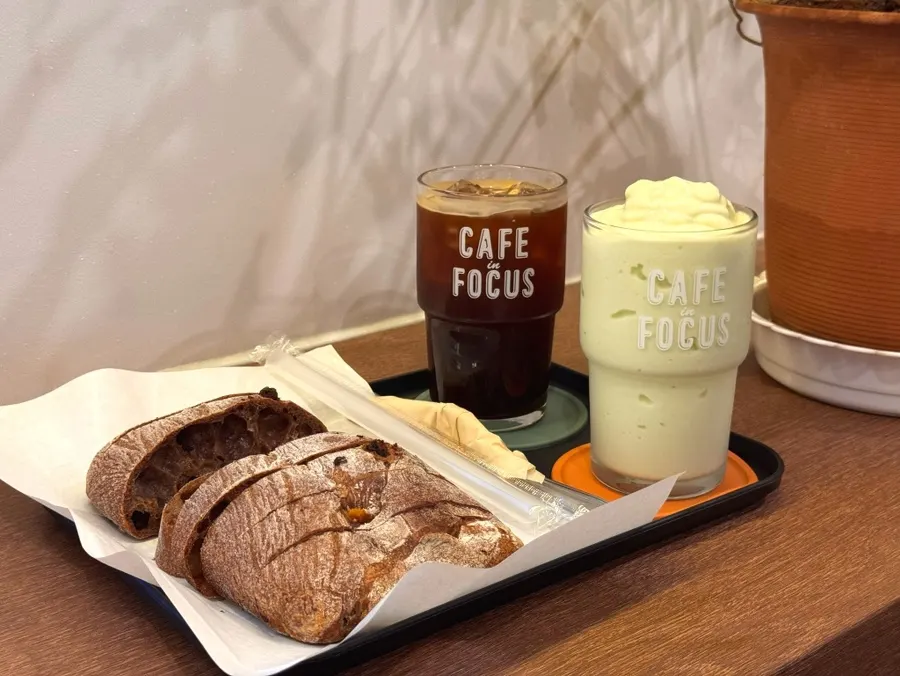 皿に盛られたパンと飲み物が並ぶ2階の席