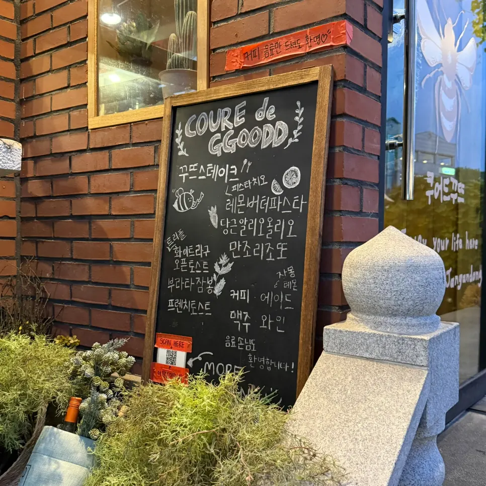 테이블에 차려진 파스타 두 접시