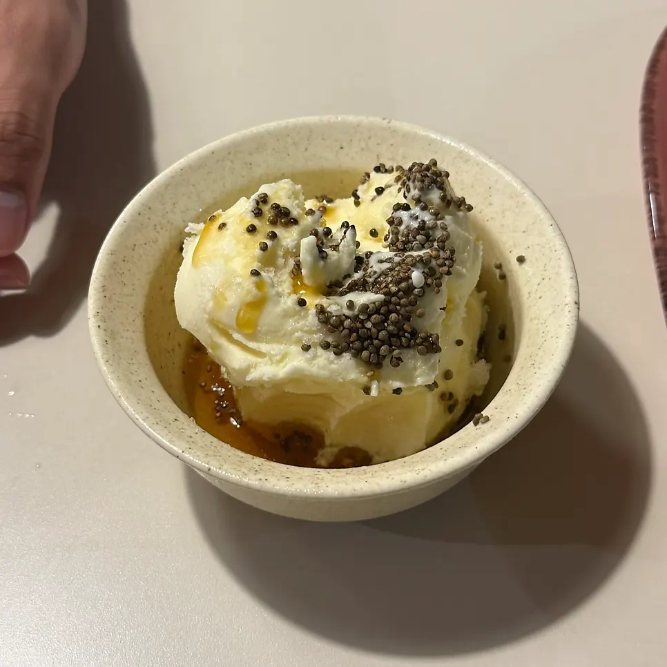 고소한 토핑이 올라간 들기름 아이스크림