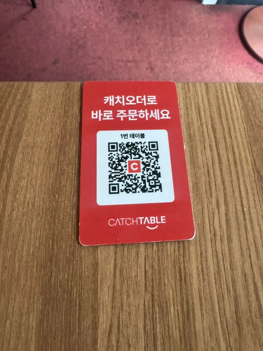 테이블에 붙어 있는 캐치오더 태블릿