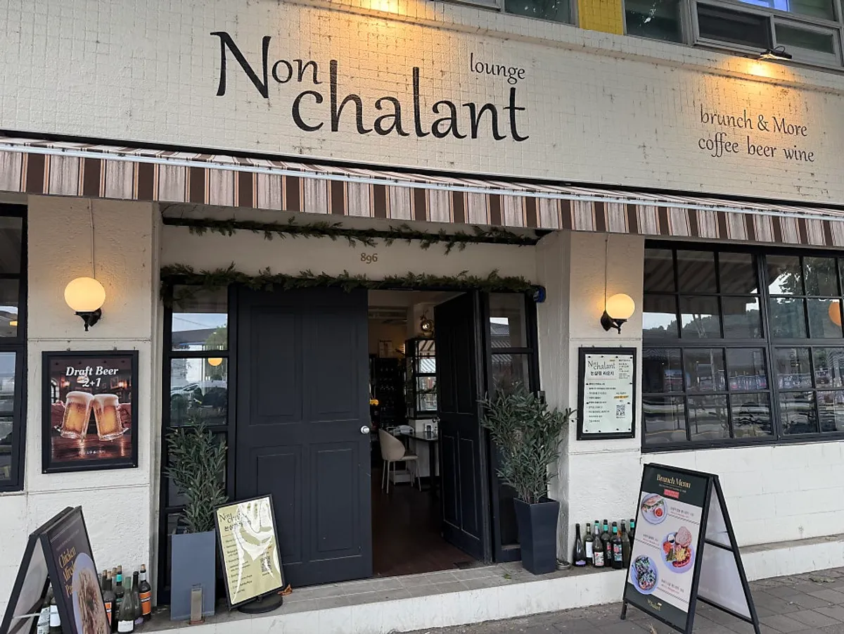 Exterior of Nonchalant Lounge near Janganmun Gate in Haenggung-dong