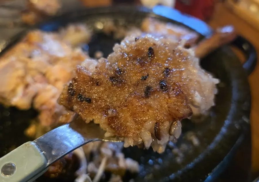 Sticky rice and rice cake turning into nurungji on the hot plate