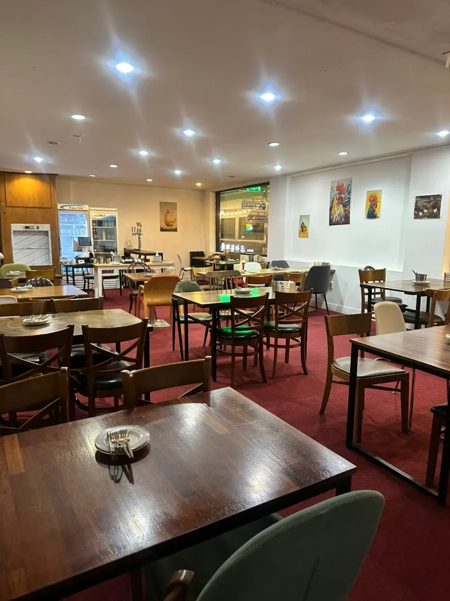 Inner tables on the 1st floor of Haenggung Jangjak Hanbang Tongdak