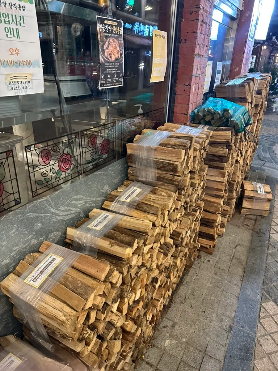 The exterior of Haenggung Jangjak Hanbang Tongdak stacked with firewood