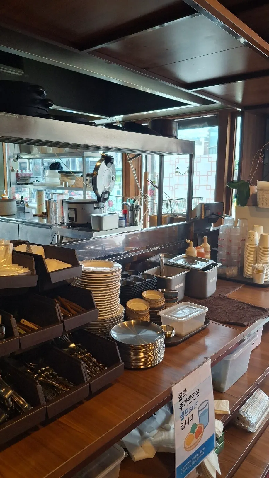 통닭이 구워지는 오픈키친