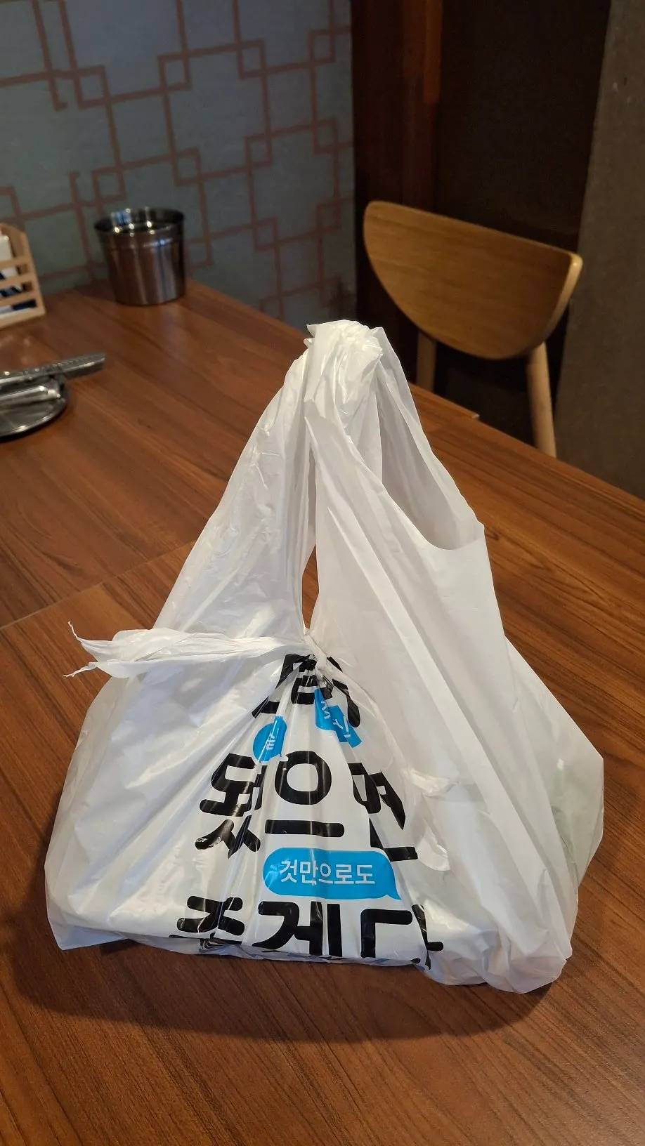 포장해 온 장작구이 통닭 포장 용기