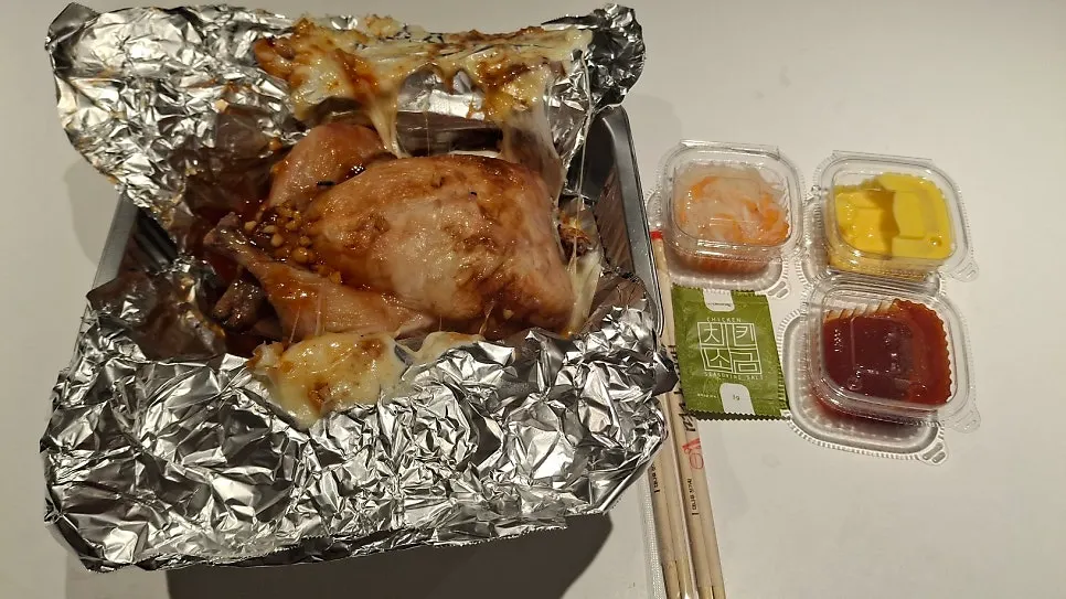무샐러드와 소스가 함께 담긴 포장 구성