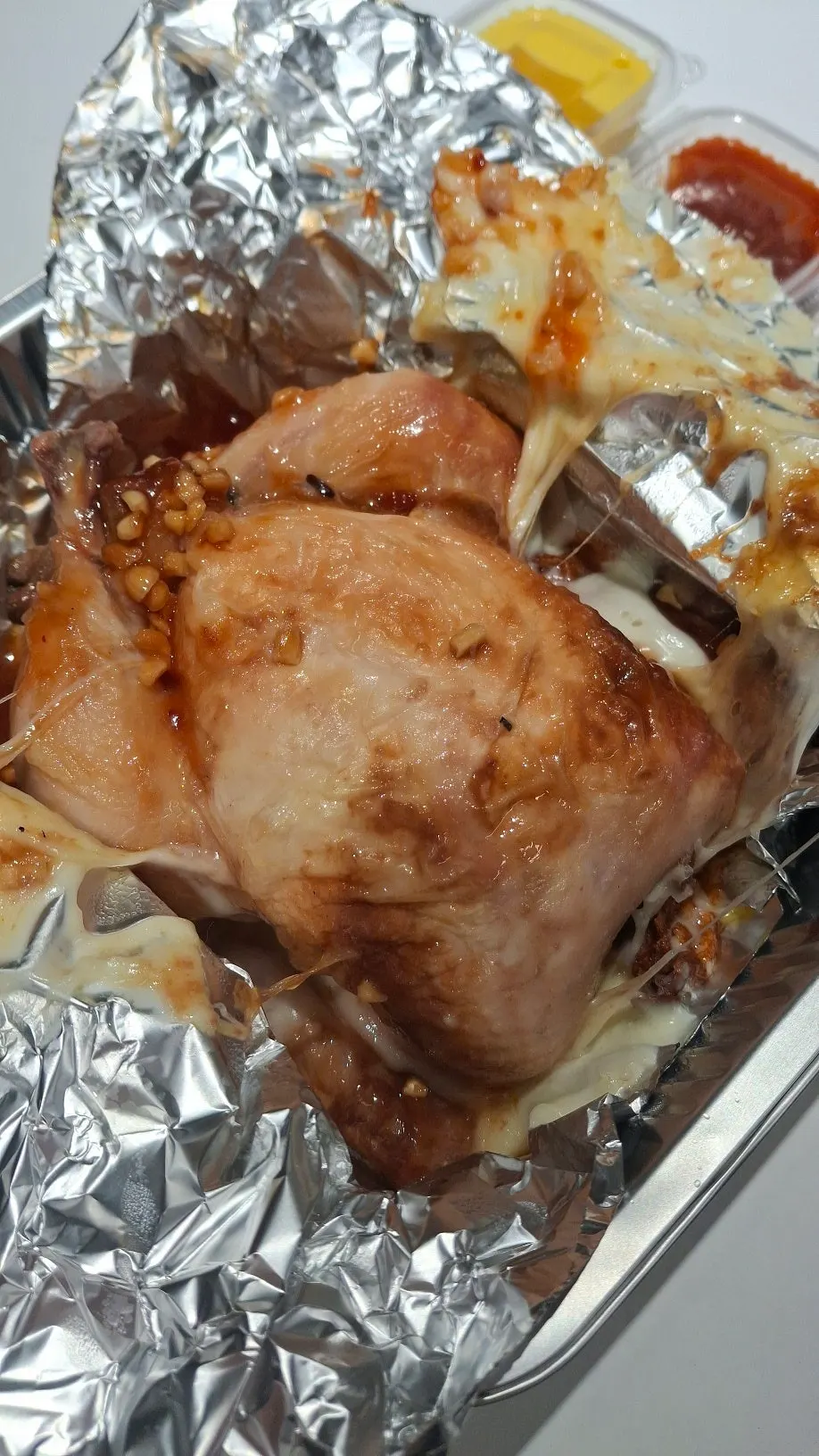 양념 소스와 밥이 깔린 장작구이 통닭