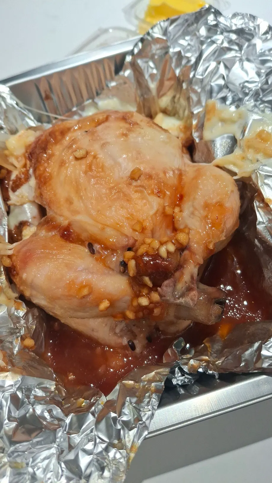 윤기 도는 전통 양념 구운 통닭