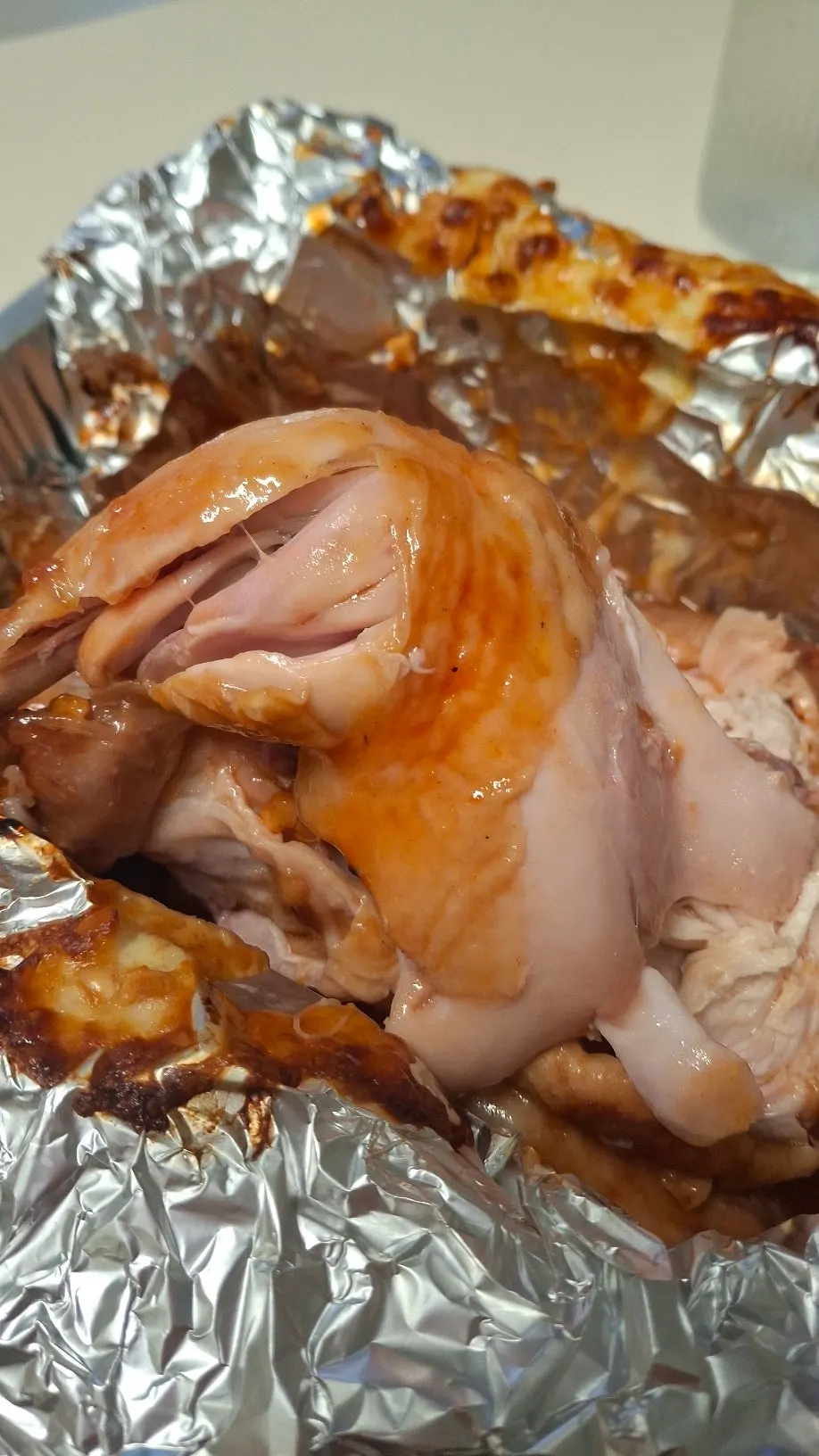큼직한 장작구이 통닭 닭다리