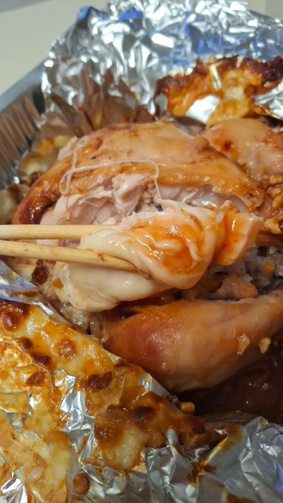 모짜렐라 치즈를 추가한 양념 통닭