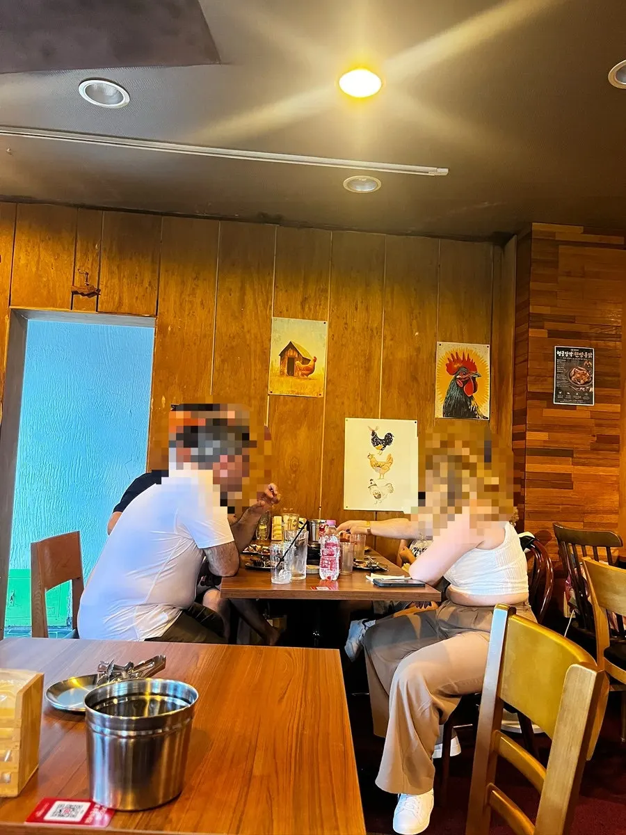 Open, airy interior atmosphere of the Haenggung-dong chicken restaurant