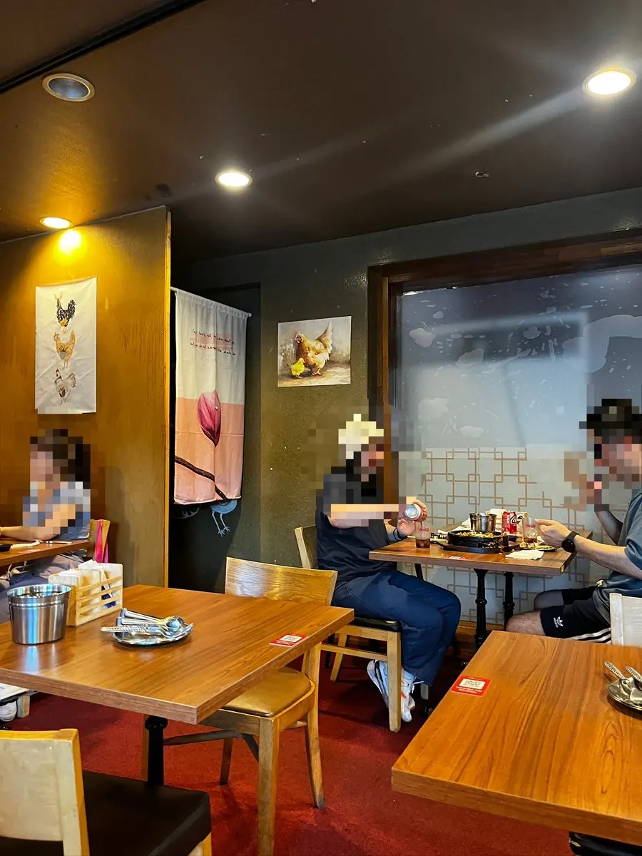 Seating at Haenggung Jangjak Hanbang Tongdak good for chimaek