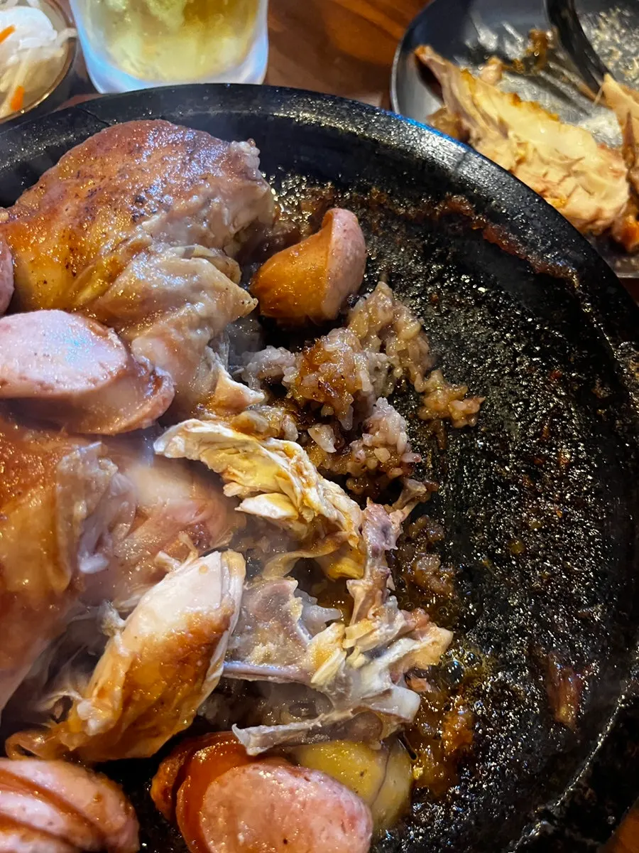 Hot plate rice placed under the whole chicken