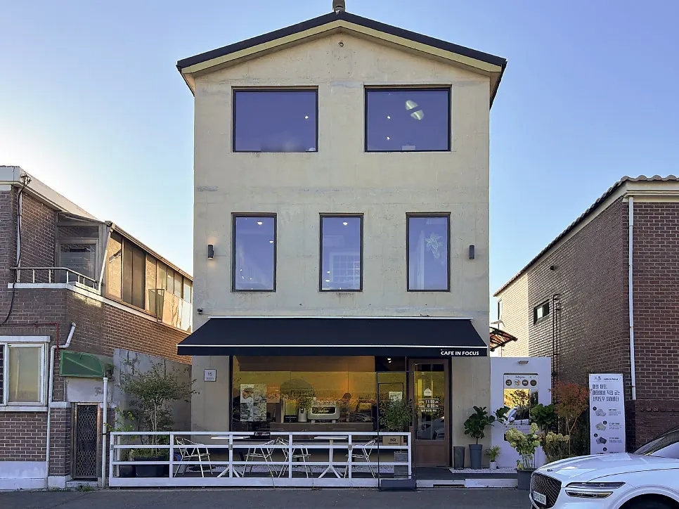 Exterior of the 3-story Caffeine Focus building in Haenggung-dong