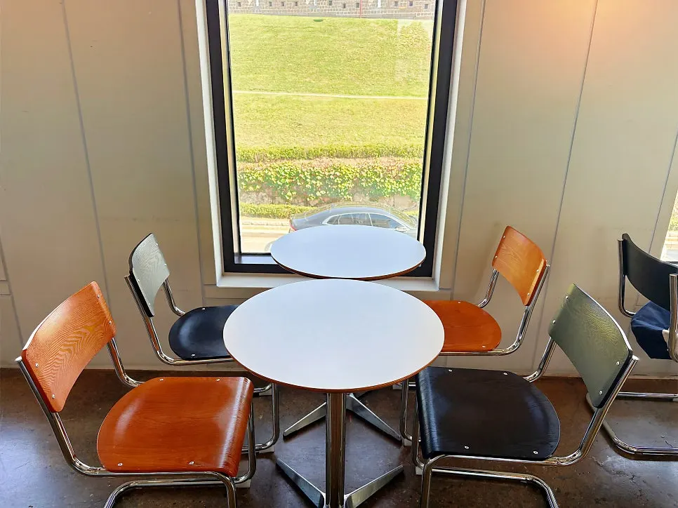 Café seating good for laptop work