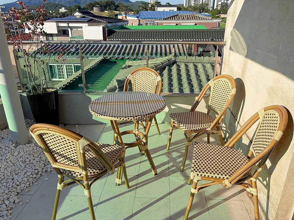 Outdoor table seating at Caffeine Focus