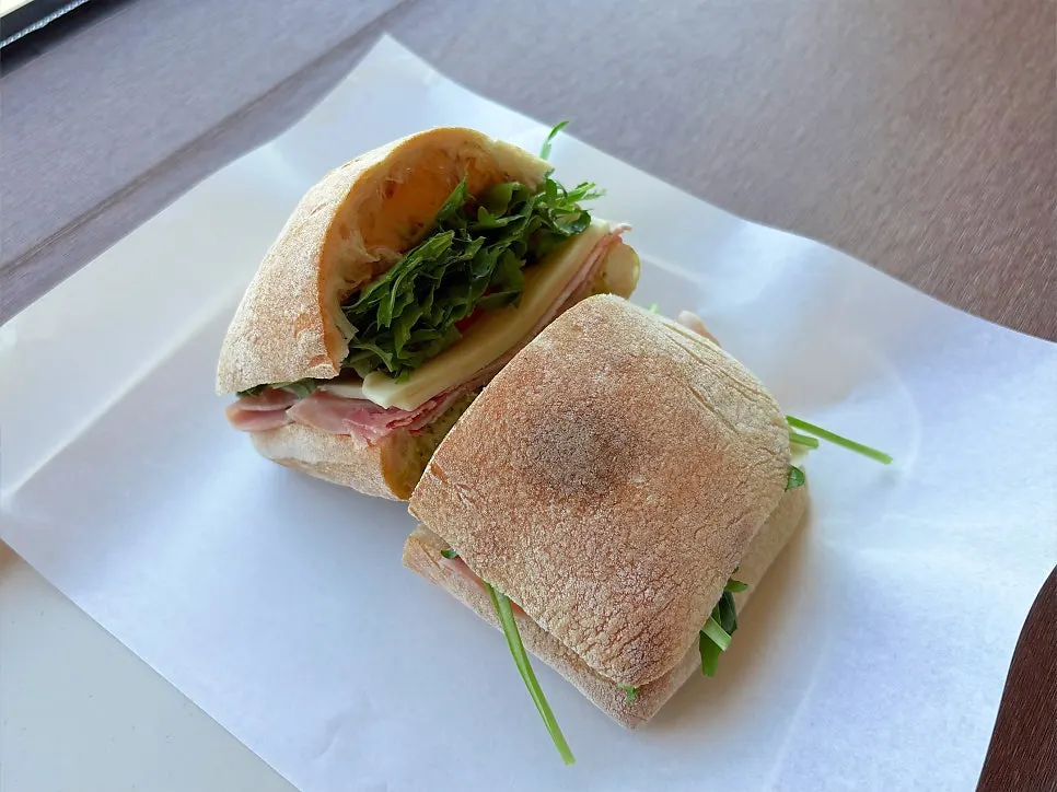 Ciabatta sandwich with jambon and mozzarella