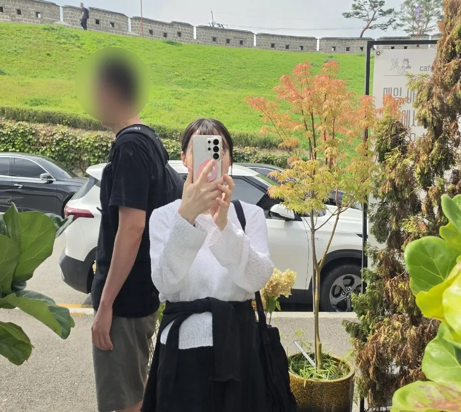 카페인포커스 건물 외관과 외부 좌석