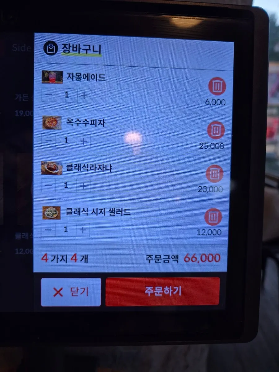 물과 소스를 갖춘 셀프 바