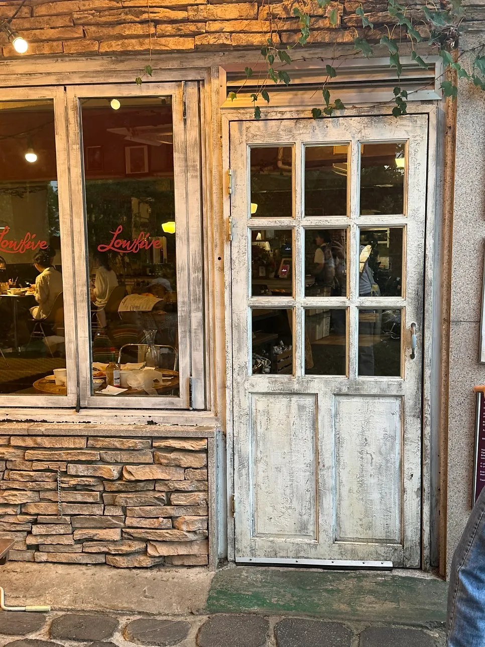 Low Five entrance with CatchTable reservation notice