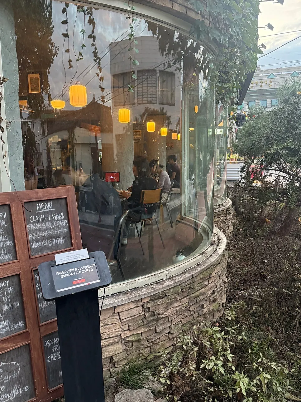 Waiting area in front of Low Five