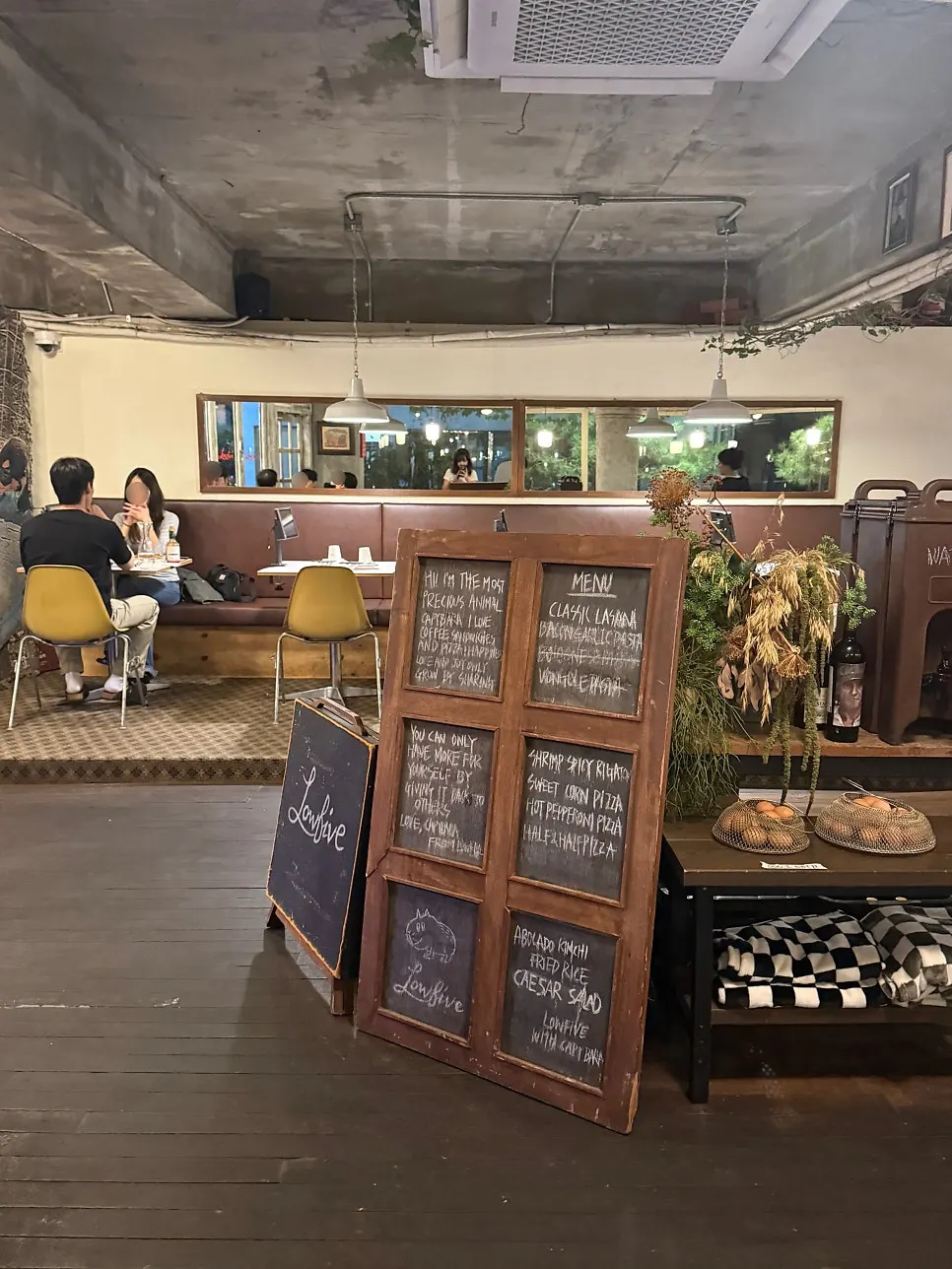 Self-serve bar set up in the middle of the restaurant
