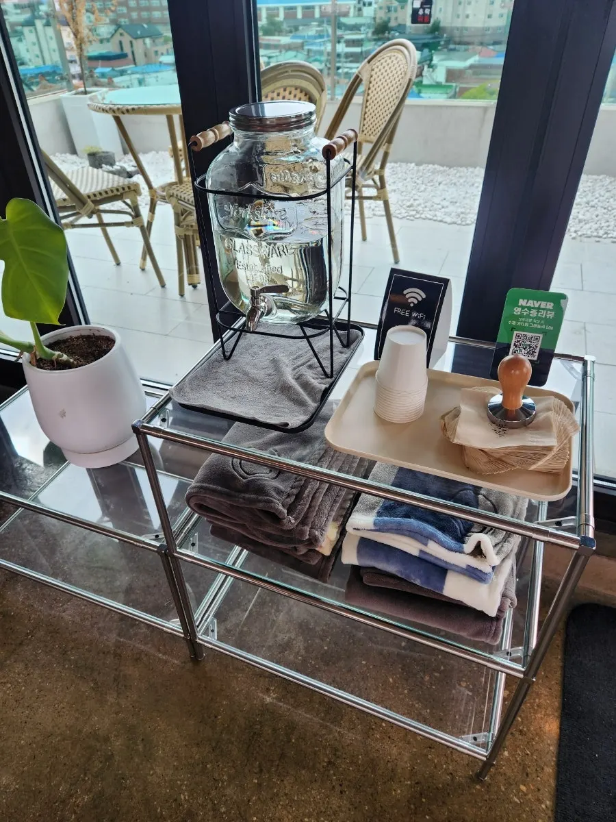 혼자 앉기 좋은 3층 창가 자리