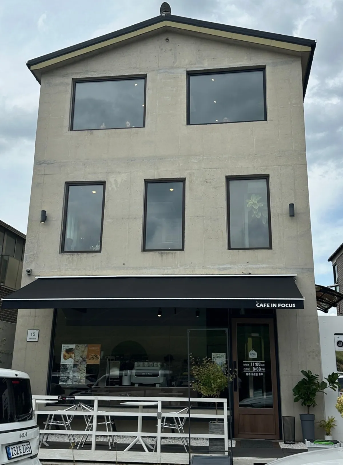 Exterior of Caffeine Focus in Haenggung-dong, visited in autumn