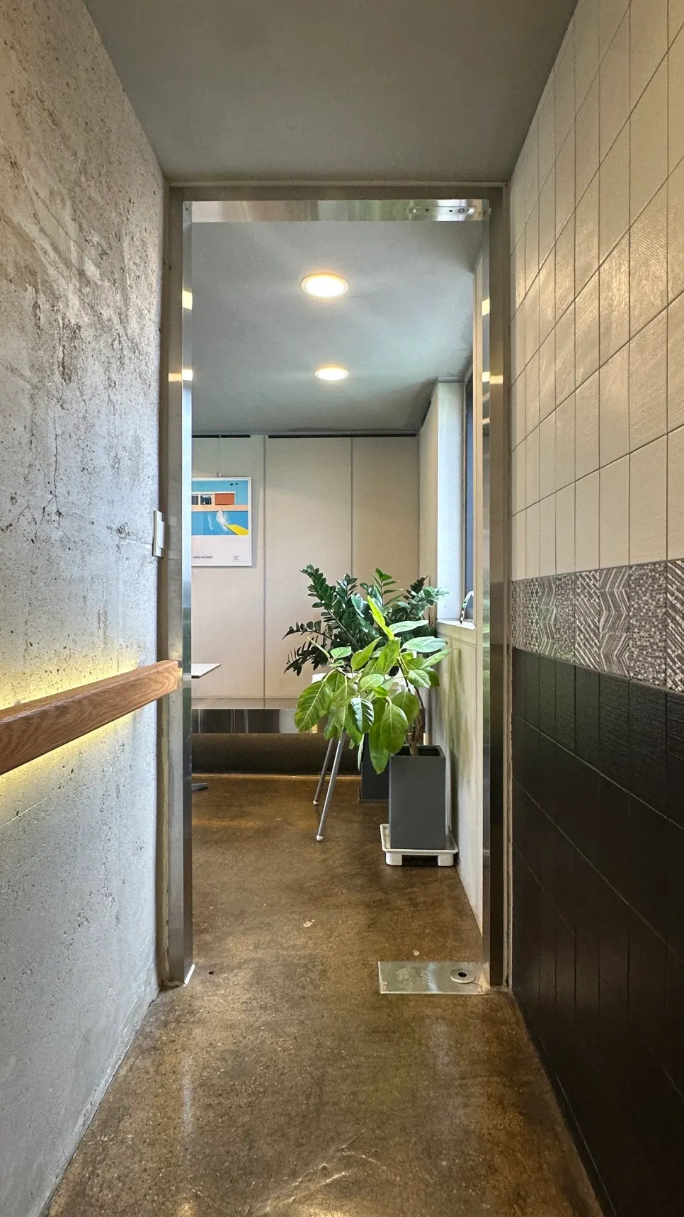 Wall with casually applied mosaic tiles
